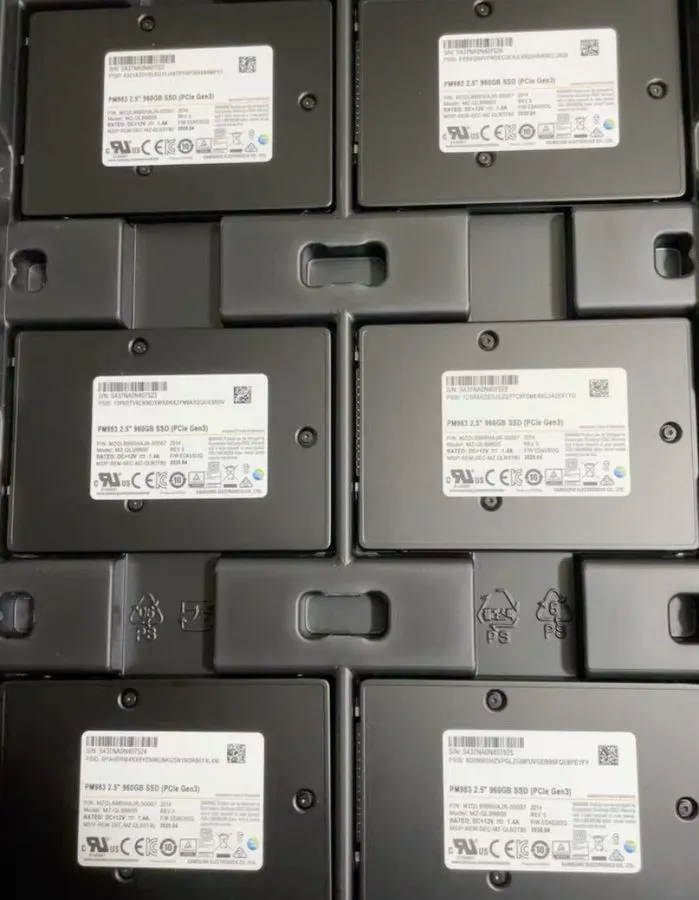SSD-накопитель Samsung PM983 960GB MZ-QLB9600 MZQLB960HAJR-00007 PCIe Gen3 2.5" 