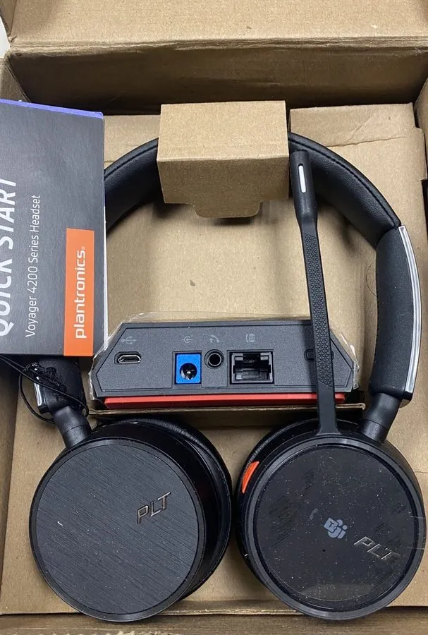 VoIP-шлюз Poly Voyager 4220 Office Headset V4220 CD USB-A Black — фото лота 2