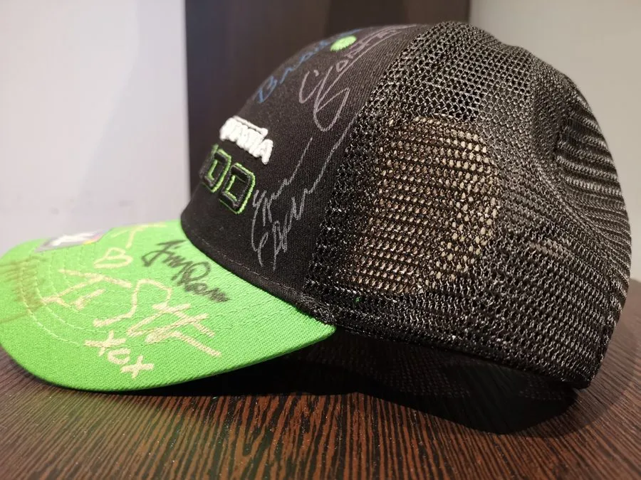 Лабораторный прибор RARE SIGNED WWE/WWF Wrestlemania16/2000 Cap/Hat 12 Autograph — фото лота 2