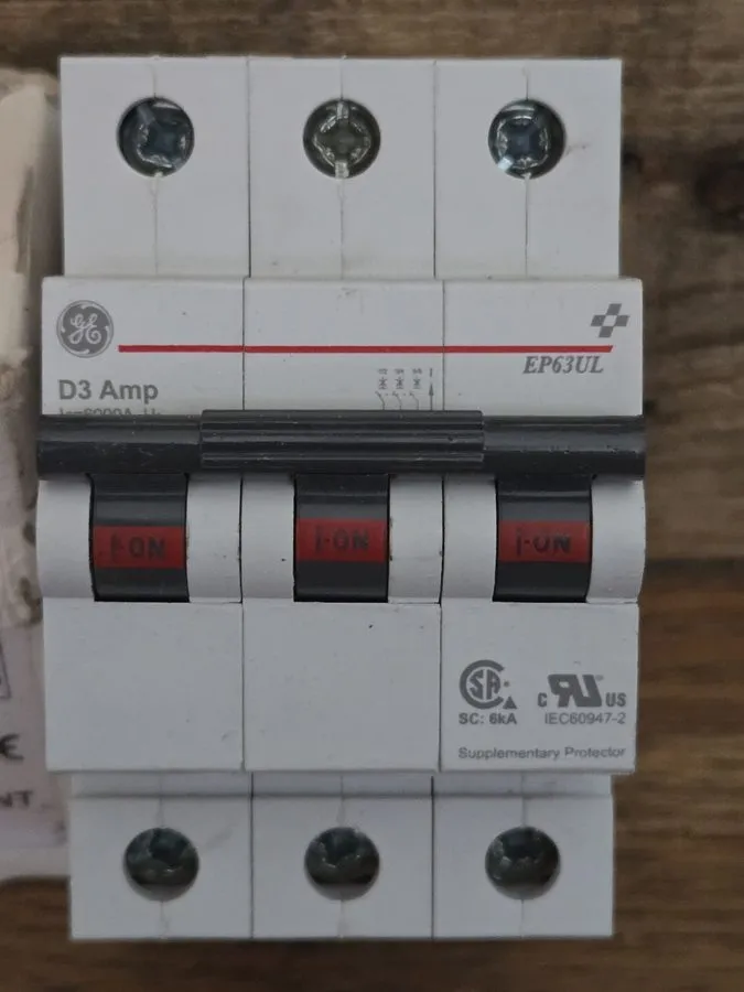 Автоматический выключатель GE Circuit Breaker, 3-P, 3A/480V, D,MFG Item Number E — фото лота 1