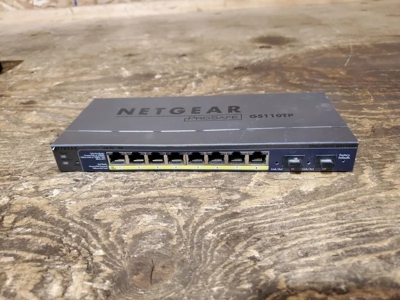 Коммутатор NETGEAR GS110TPv3 8 Port Gigabit PoE+ Ethernet Smart Switch 2 SFP GS1