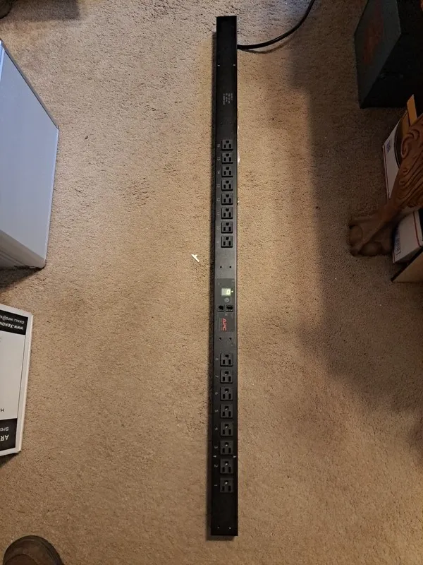 Блок розеток PDU APC AP7831 Power Distribution Unit Strip Metered Rack PDU