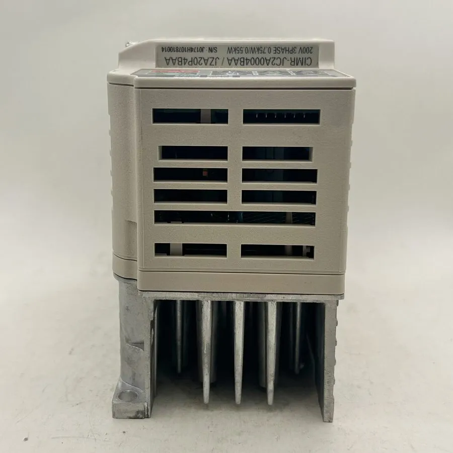 Частотный преобразователь Yaskawa CIMR-JC2A0004BAA J1000 AC Drive VFD 200V 0.75k — фото лота 2