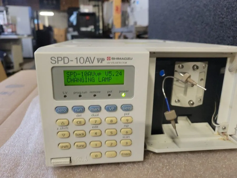 Хроматограф Shimadzu SPD-10AV VP HPLC System UV VIS Detector Agilent Waters HP — фото лота 1