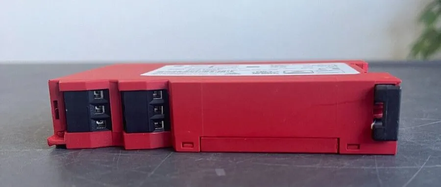 Реле безопасности Allen-Bradley 440R-B23211 Safety Relay 24V AC/DC Model MSR117T