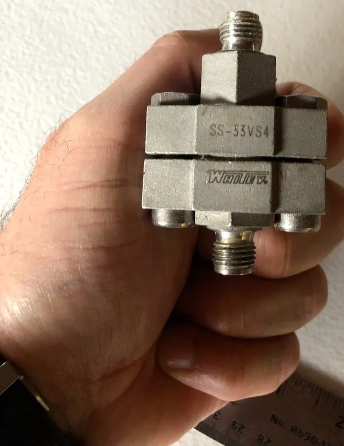 Клапан BOX OF 2 SWAGELOK SS-33VS4 STAINLESS STEEL VALVE 1/4"