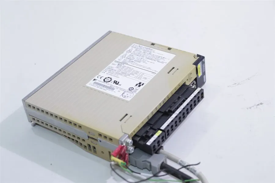 Сервопривод Yaskawa Electric Corporation SGDV-R90A11A Servopack 3PH 0-230V 0-400