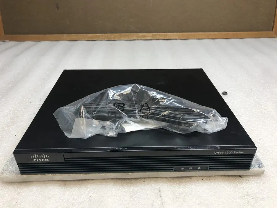 Маршрутизатор Cisco 1900 Series Model 1921 Gigabit Ethernet Service Router
