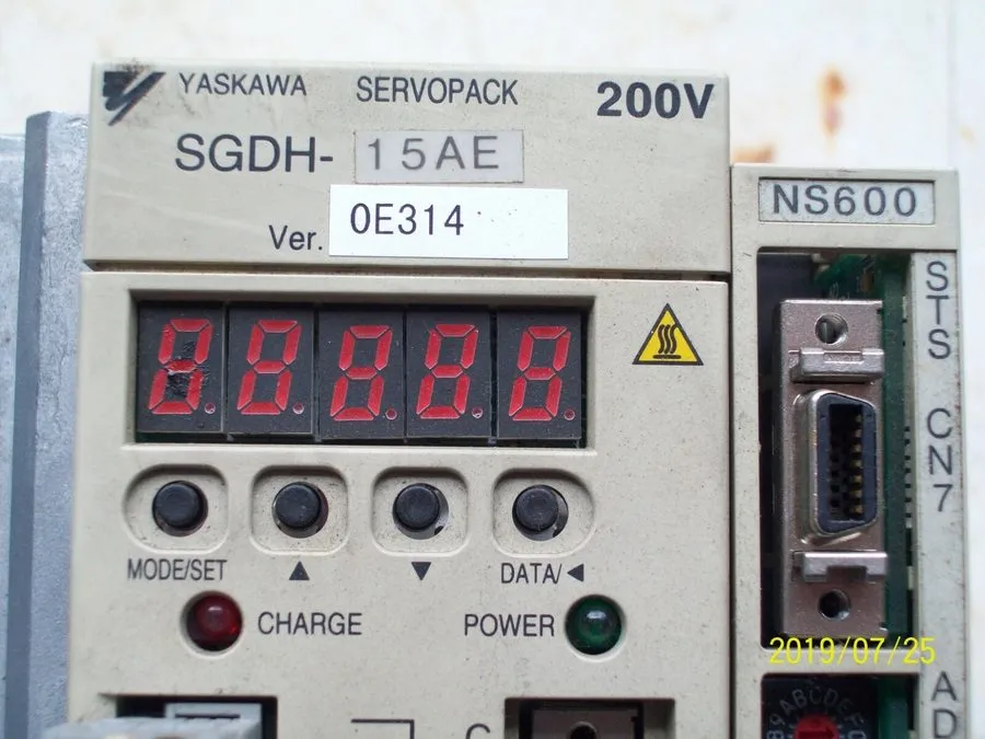 Сервопривод Yaskawa SERVOPACK SGDH-15AE Digital AC 3-Phase Servo Drive 200V 1.5k