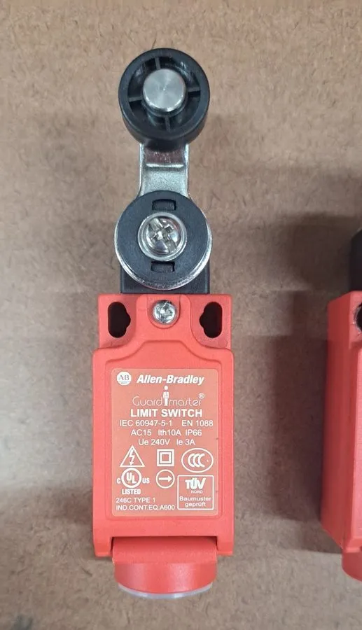 Реле безопасности Allen Bradley AB 440P-CSLB12E Guardmaster Safety Limit Switche — фото лота 1