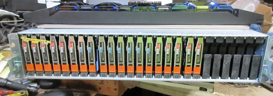 СХД Dell EMC Unity XT 380 OPE25 25-Bay 12G SAS Storage Array w/ 4x 600GB HDDs