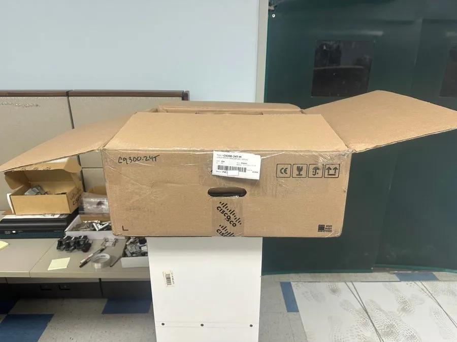 Коммутатор C9300-24T-M MERAKI 9300 24P GIG, 350WAC BOX MISSING LABELS AND HAS SH