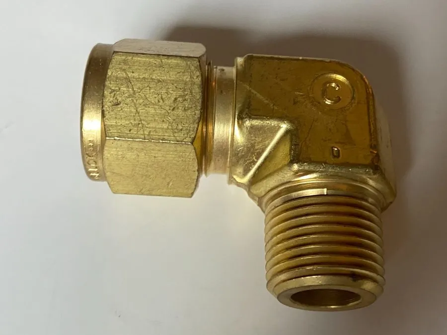 Фитинг Swagelok Brass Elbow Fitting, 1/2" Tube x 1/2" Male NPT, B-810-2-8 — фото лота 1