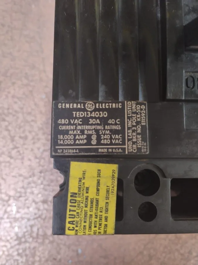 Автоматический выключатель GE TED134030 3 Pole 480 V AC 250 V DC 30 A Molded Cas