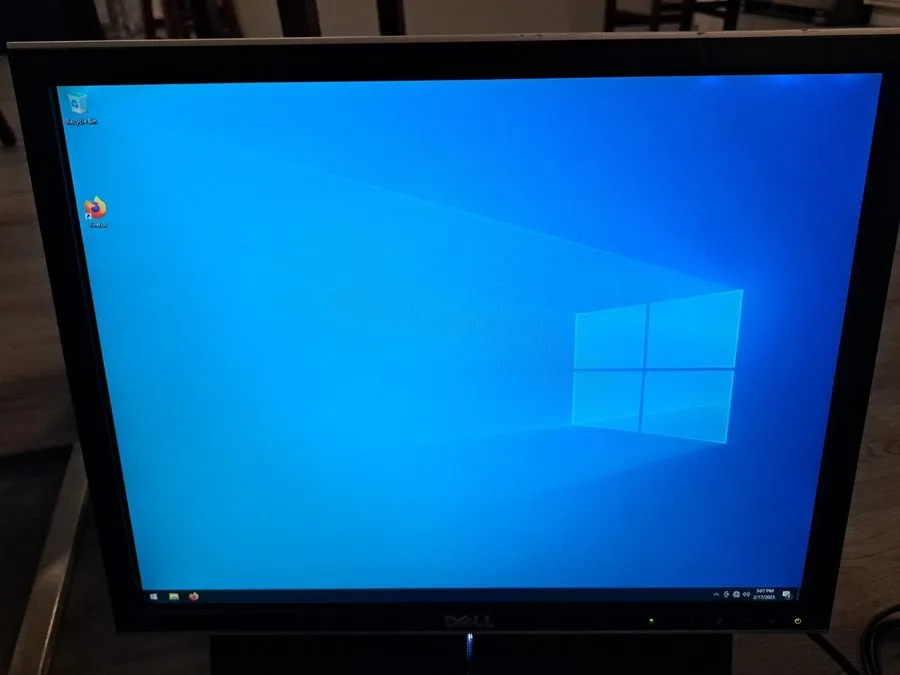 Монитор Dell UltraSharp 2007FPB 20” LCD Monitor USB HUB VGA DVI 1600x1200 4:3 — фото лота 1