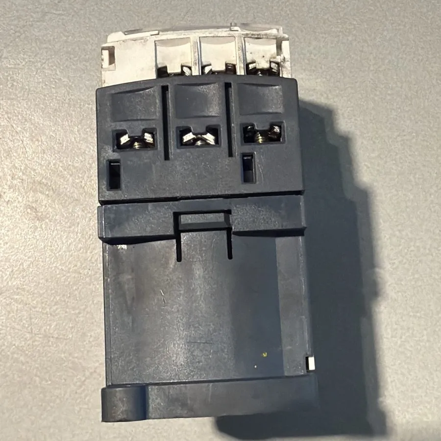 Контактор Schneider LC1D09BD TeSys D Contactor 9A 24VDC Coil + LAD4TBDL 3 Pole