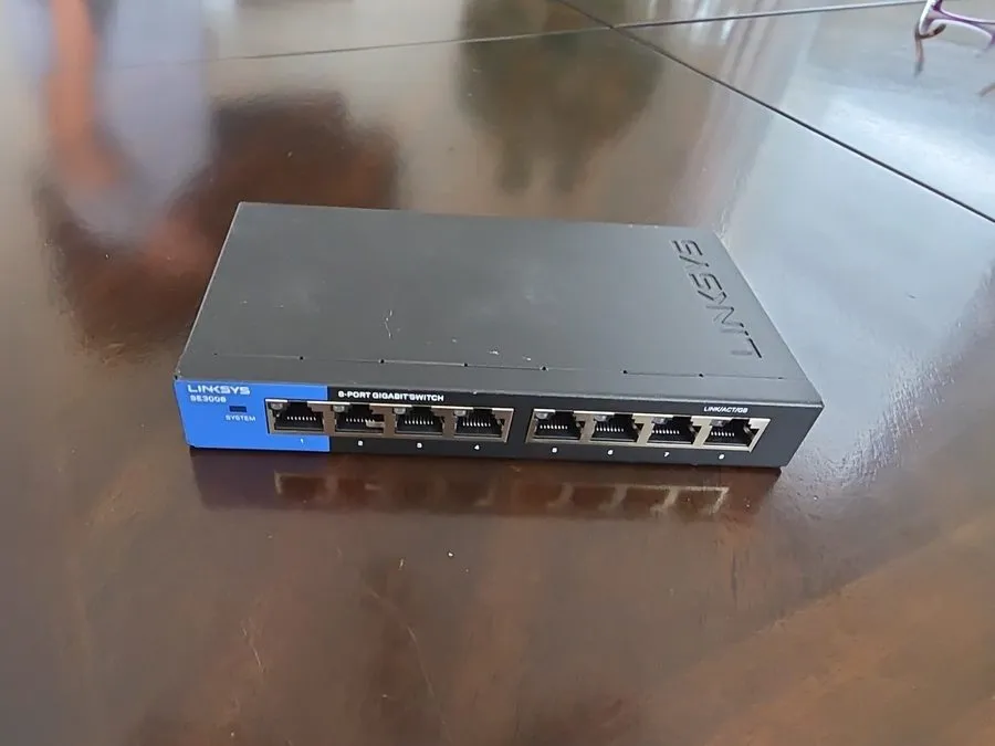 Коммутатор Linksys SE3008V2 8-Port Gigabit Ethernet Switch Black and Blue