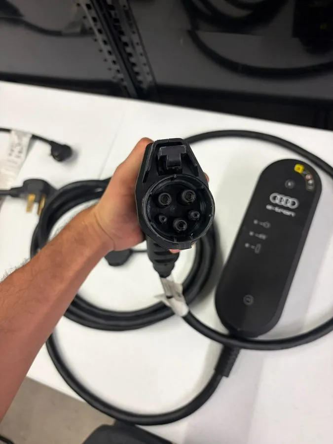 Аккумулятор Audi e-tron 9.6kW 40A Level 2 Portable EV Charger / Charging Cable 8 — фото лота 2