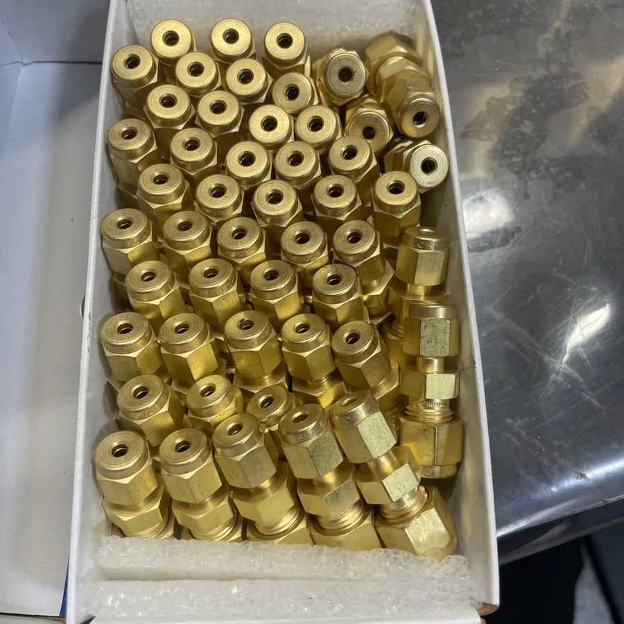 Фитинг SWAGELOK B-400-6-2 BRASS REDUCING UNION TUBE FITTING 1/4" X 1/8" — фото лота 1