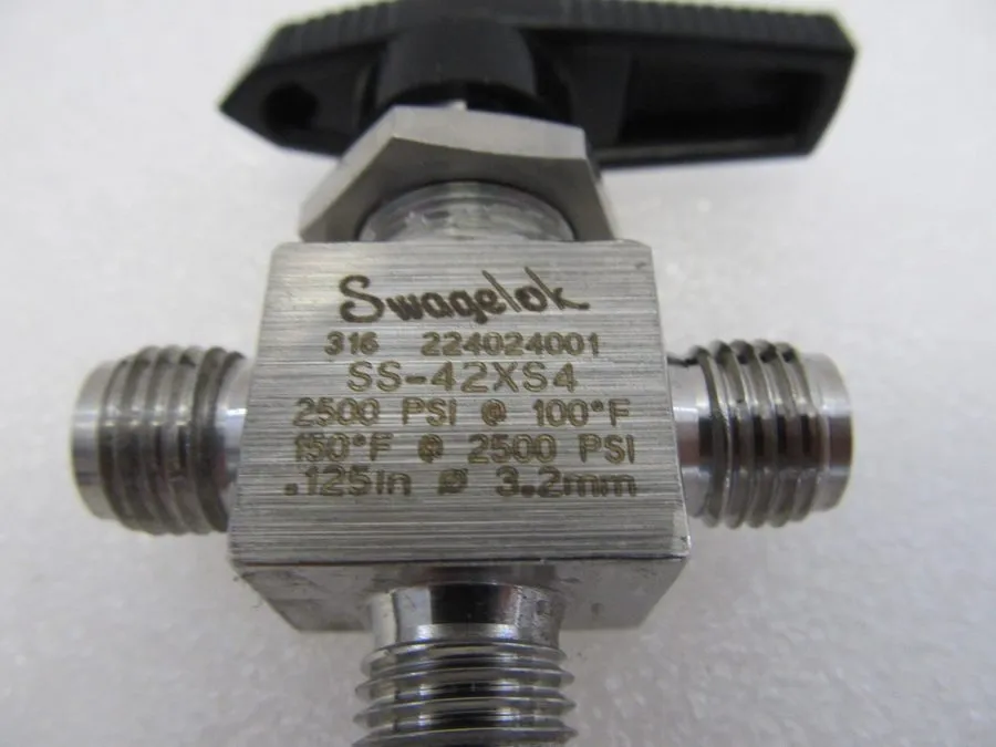 Клапан Swagelok SS-42XS4 1/4" 316 SS 3-Way Ball Valve 2500 PSI Tube Fitting