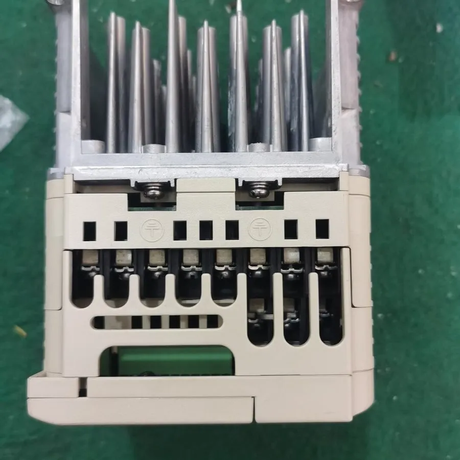 Частотный преобразователь Yaskawa CIMR-VCBA0006BAA V1000 Rev:A 1.1kW Inverter