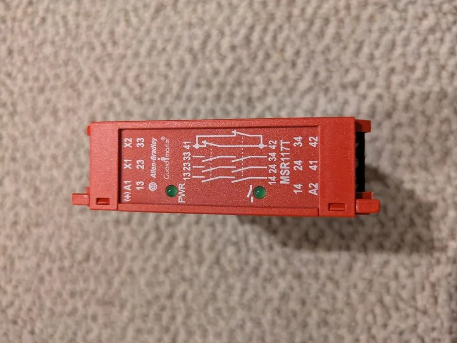 Реле безопасности Allen-Bradley 440R-B23211 Safety Relay 24V AC/DC Model MSR117T