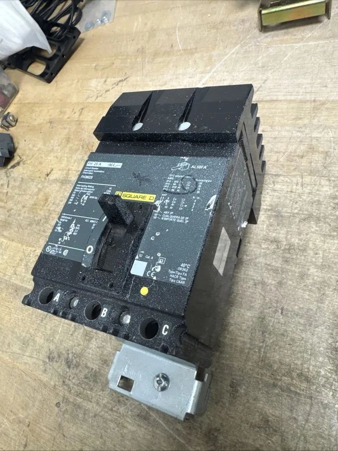 Автоматический выключатель SQUARE D FHB36025 FHB I-LINE 3 POLE 25 AMP 480v CIRCU