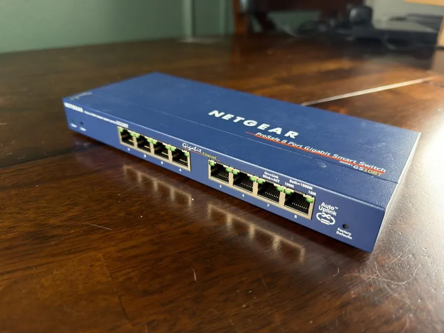 Коммутатор Netgear GS108T 8-Port Gigabit Smart Managed Switch