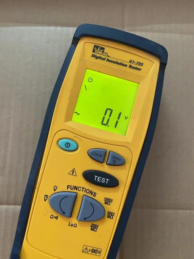Тестер Ideal 61-795 Insulation Tester / Megohm Meter plus Voltage Meter