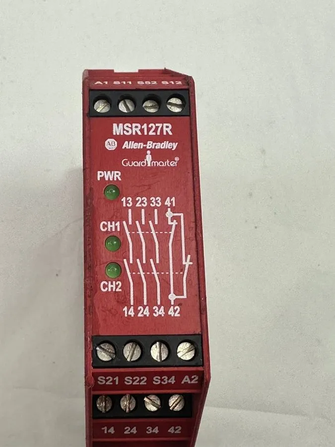 Реле безопасности Allen Bradley 440R-N23129 Safety Relay, MSR127RP, 24V AC/DC — фото лота 1