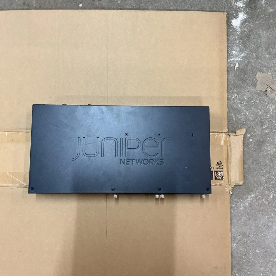 Межсетевой экран Juniper Networks SRX220 8-Port Gigabit Services Gateway Securit