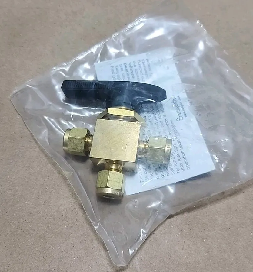 Клапан Swagelok B-43XS4 Brass 40 Series 3-Way Ball Valve FNSP