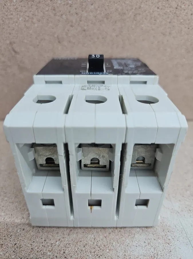Автоматический выключатель Siemens NGB NGB3B030 3 Pole 30 Amp 480V Circuit Break