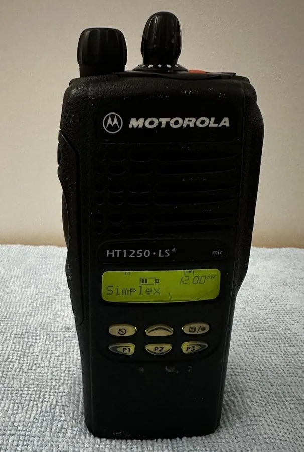 Радиостанция Motorola HT1250 LS+ UHF 450-512MHz 4W 16CH Two Way Radio AAH25SDH9D