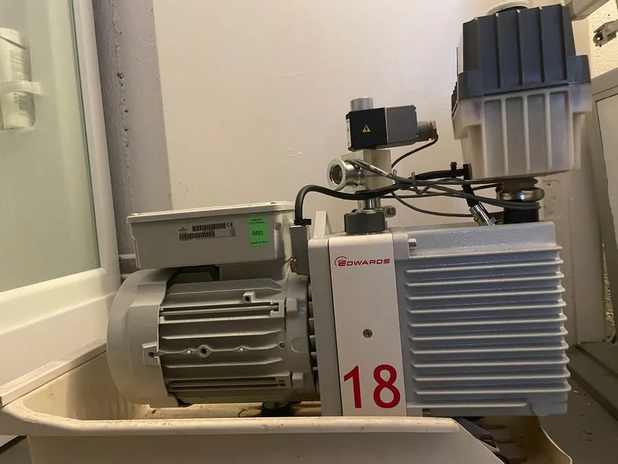 Насос Edwards E1M18 Single Stage Rotary Vane Vacuum Pump, 200-220 V — фото лота 1