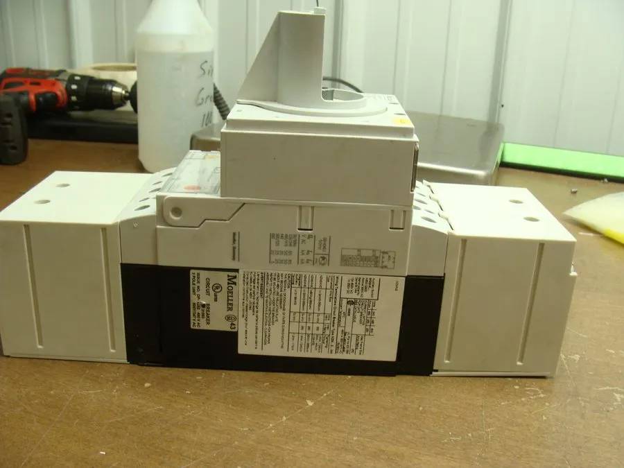 Автоматический выключатель MOELLER EATON NZM2 3-POLE 160A 480V MOLDED CASE CIRCU — фото лота 1