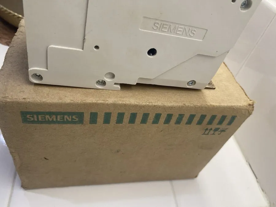 Автоматический выключатель Siemens LGB3B100 100 Amp 3 Pole 65kA@ 480V LGB Bolt o
