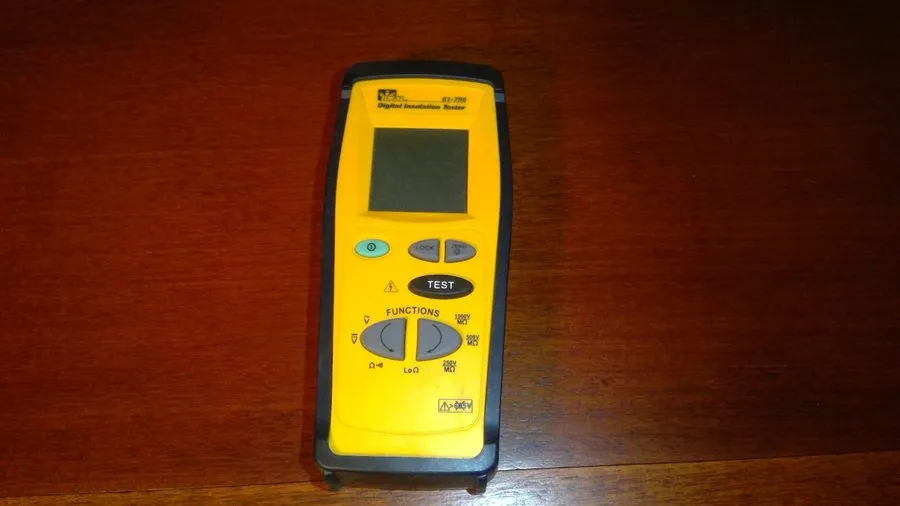Тестер Ideal 61-795 Insulation Tester / Megohm Meter plus Voltage Meter