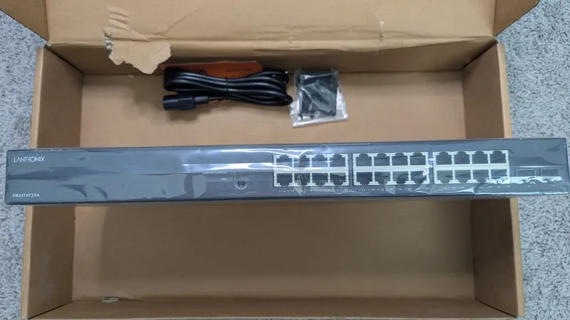 IIoT-устройство Lantronix SM24TAT2SA 24 Port Gigabit PoE+ Smart Managed Switch 3
