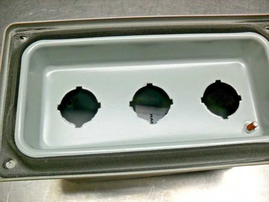 Монтажный шкаф HOFFMAN E-D3PBX 3 HOLE PUSHBUTTON ENCLOSURE — фото лота 2