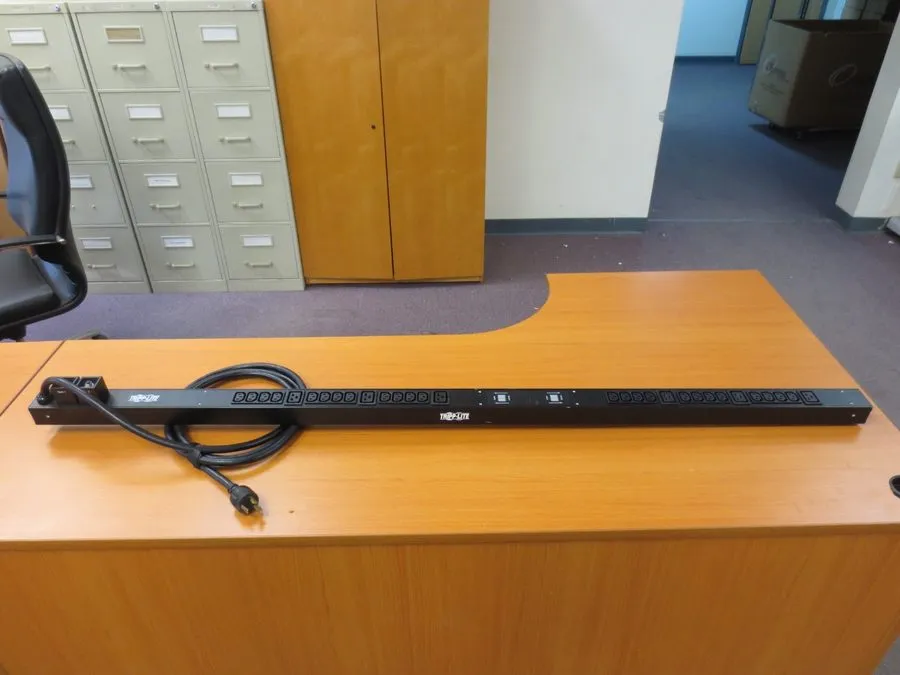 Стойка/шкаф Tripp Lite PDUMV30 Rackmount PDU 30-Outlet 120V 24A NEMA 5-15R Black
