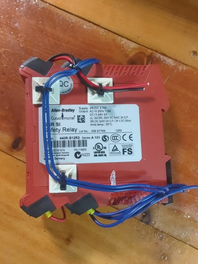 Реле безопасности 440R-S12R2 Allen Bradley Guardmaster Single Input Safety Relay