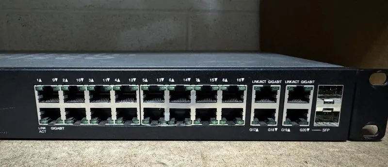 Коммутатор Cisco SG300-20 20-Port Gigabit Managed Ethernet Switch PoE — фото лота 3