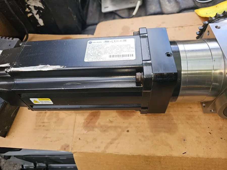 Серводвигатель ALLEN-BRADLEY VPL -B1304E PJ14AA LOW INERTIA SERVO MOTOR W/APEX A — фото лота 1