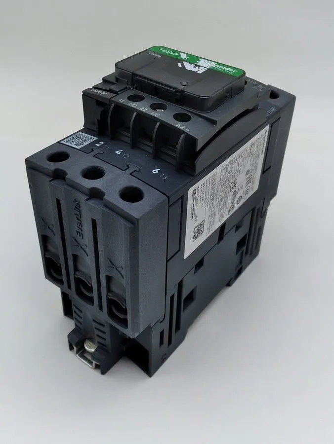 Контактор Schneider Electric TeSys D LC1D40A Contactor 40A 3P 110V AC Coil