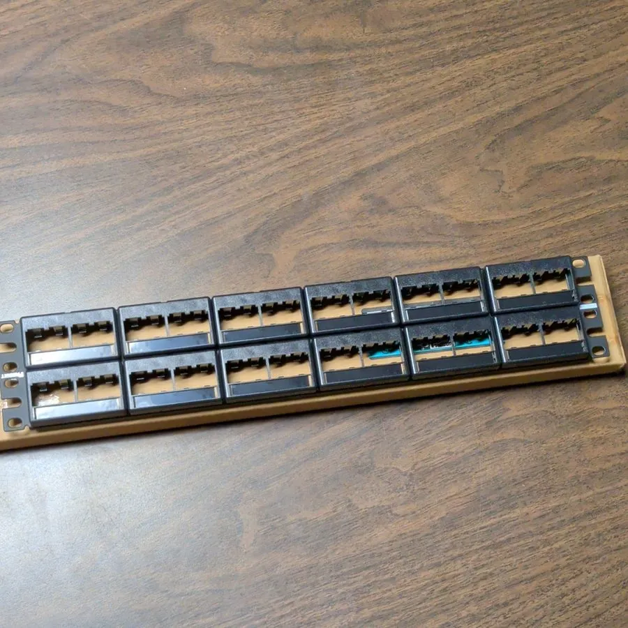 Патч-панель Panduit Cppl48wbly Patch Panel,Mini-Com,Rack Mt,48 Port