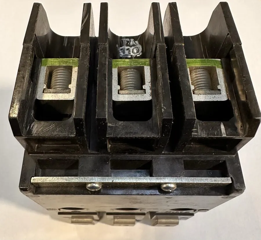 Автоматический выключатель Cutler Hammer GHB3030 30A 480V 3-Pole Circuit Breaker — фото лота 1