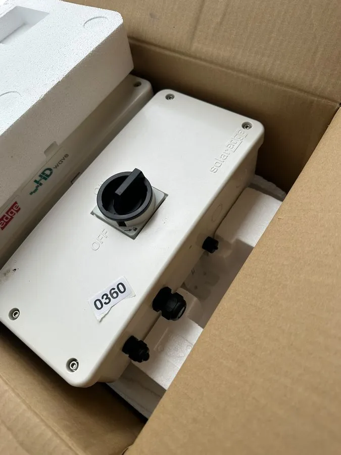 Инвертор SolarEdge 6.0kW HD-Wave Inverter SE6000H-US000BNU4 — фото лота 2