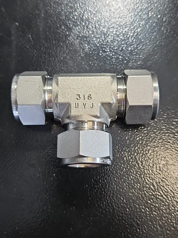 Фитинг Swagelok SS-1210-3 Stainless Steel 3/4 in Compression Tee Fitting