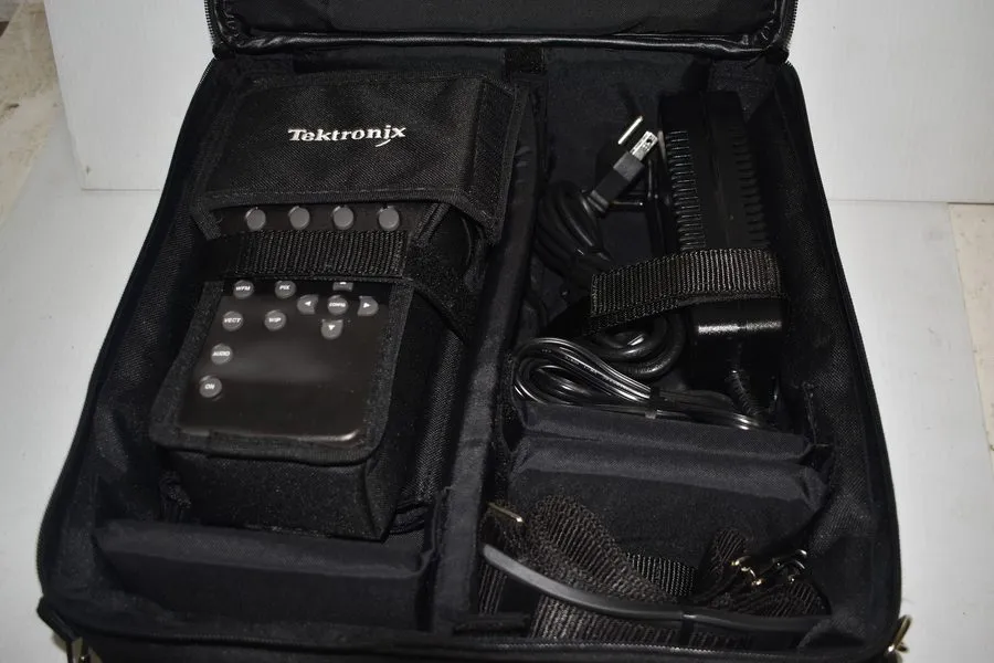 Тестер TEKTRONIX WFM90D PORTABLE HANDHELD VECTORSCOPE WAVEFORM MONITOTR — фото лота 1